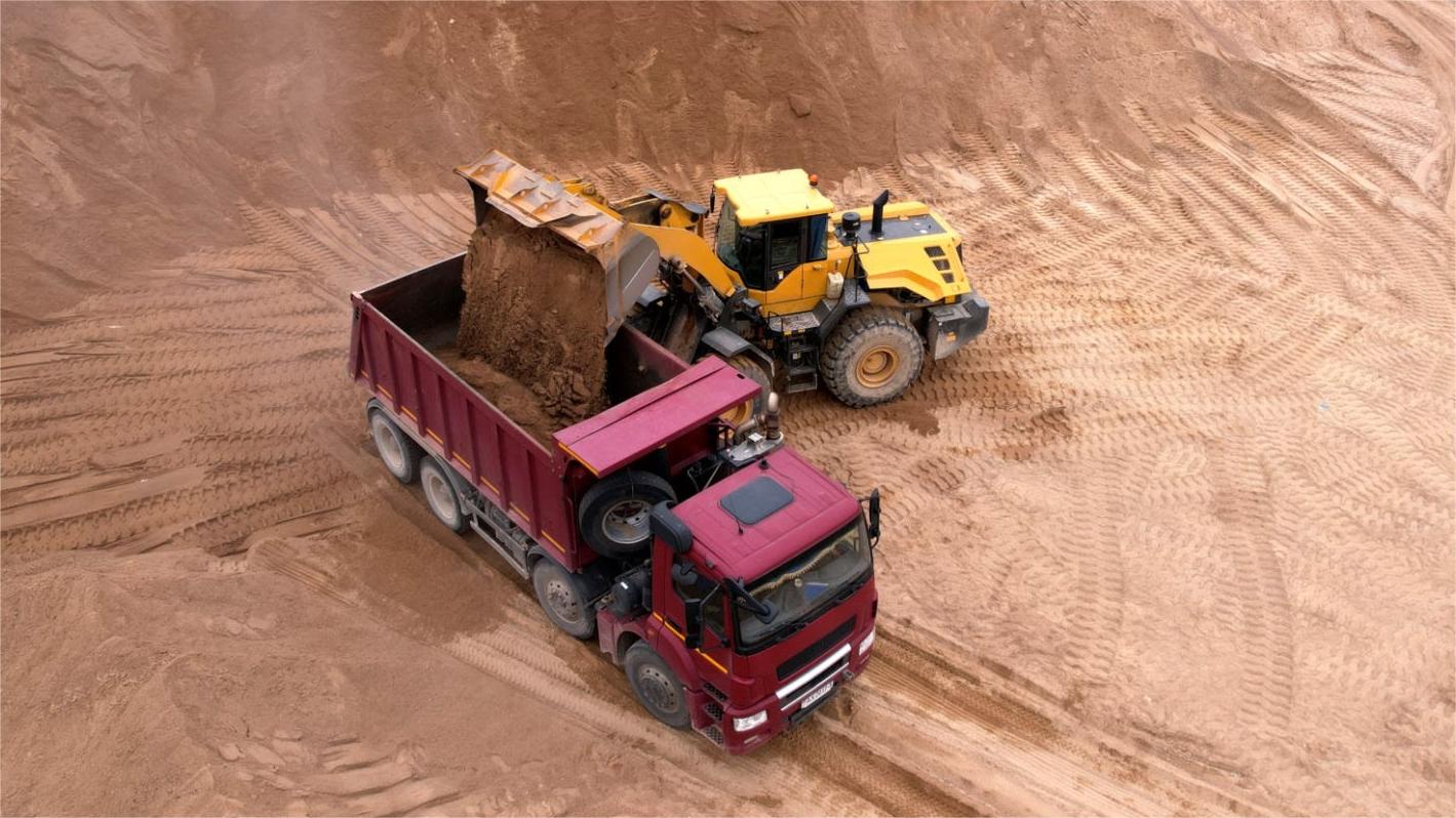 裝載機(jī)監(jiān)控系統(tǒng)方案選擇：360影像+倒車?yán)走_(dá)+AI盲區(qū)人車預(yù)警