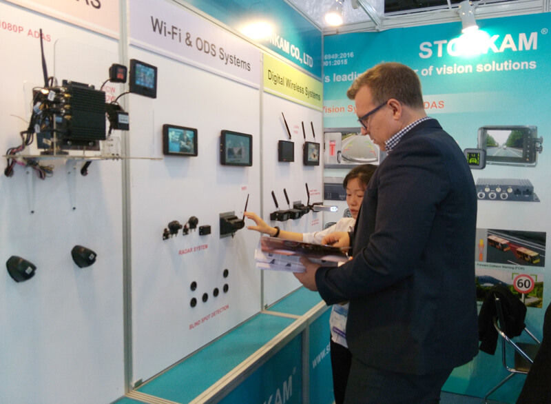 STONKAM銷售代表與HKTDC客戶交流 STONKAM銷售代表與HKTDC客戶交流