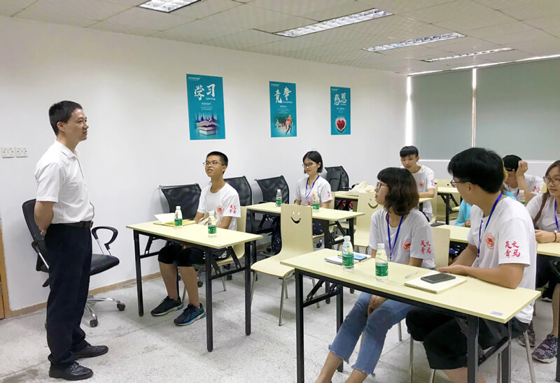 互動交流環(huán)節(jié)，STONKAM?代表熱情解答同學(xué)們關(guān)于企業(yè)運營的問題