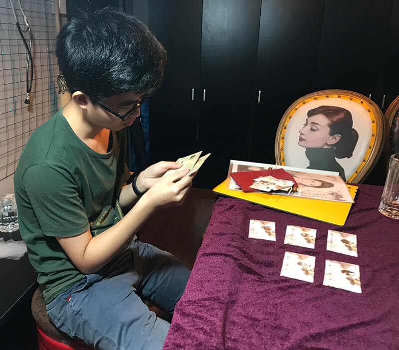 ▲認(rèn)真翻看線索，試圖一步步還原案件真相