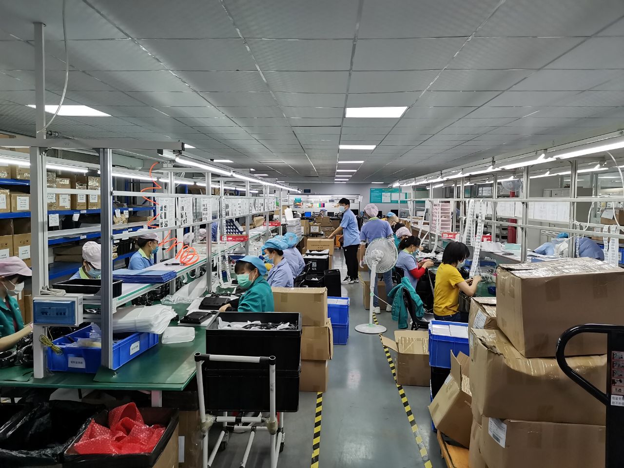 一線員工加班加點趕生產(chǎn)